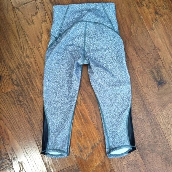 Lululemon Train Times Crop sz 4 Fractal Alpine Black - Picture 3 of 7